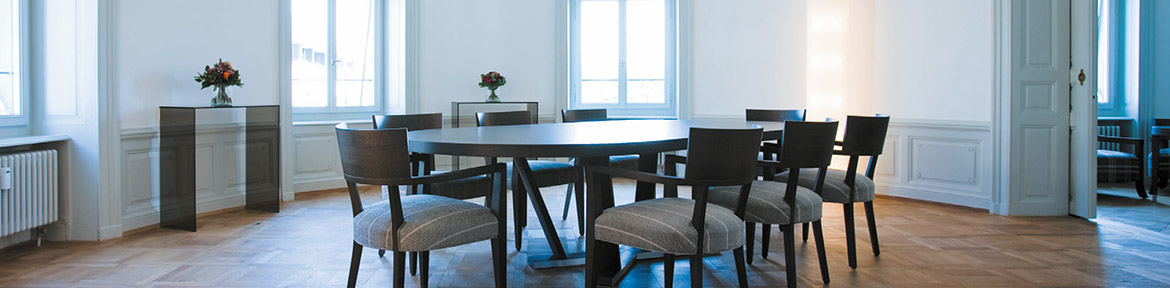 Baumann & Cie grosses rundes Sitzungszimmer mit Tisch und Stühlen